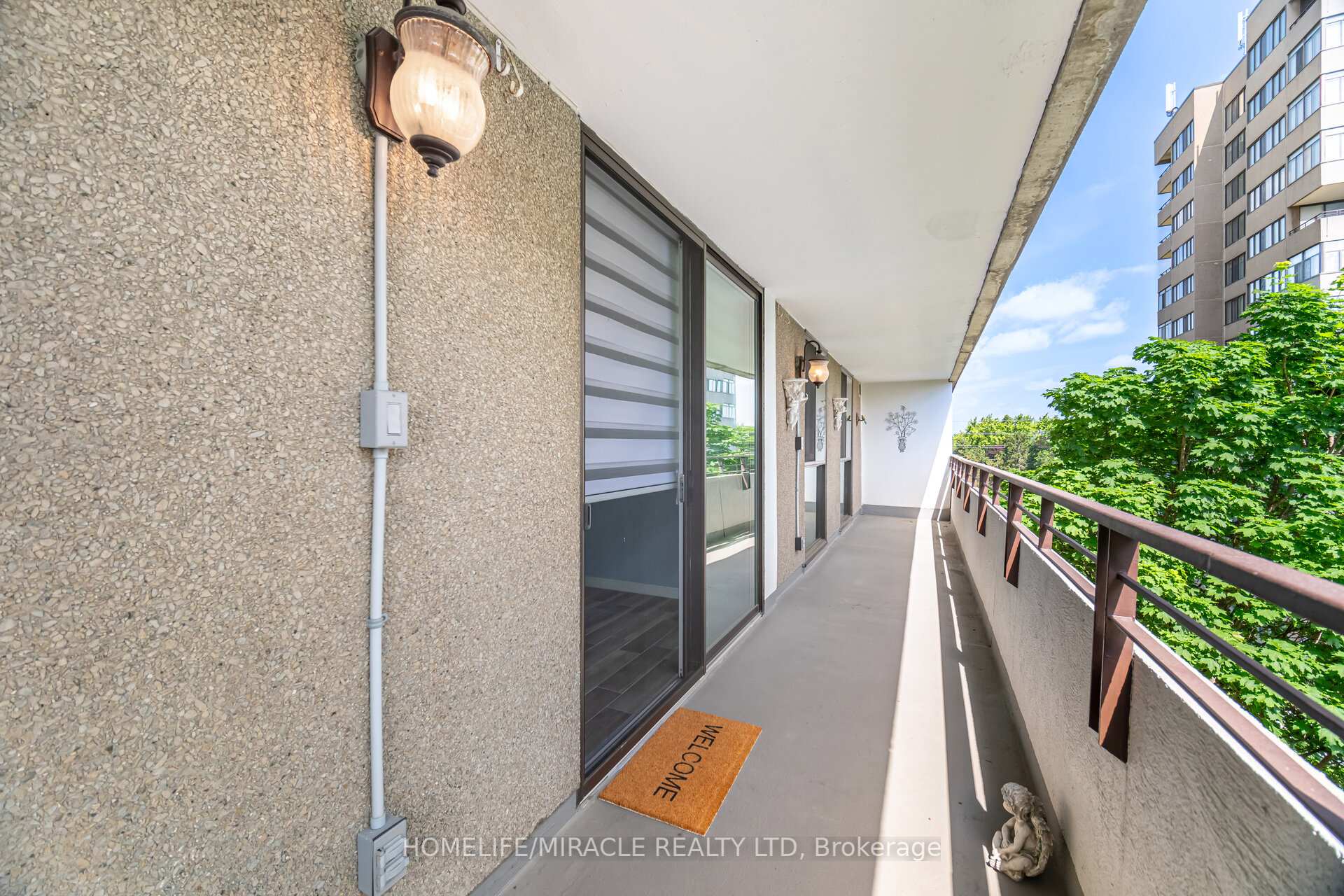 3 Bedrooms Condo at 1320 Mississauga valley, Mississauga For sale