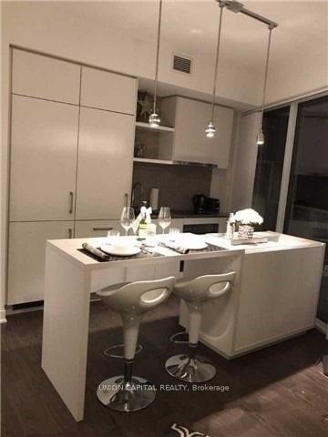 1 Bedroom Condo at 88 Harbour,  Toronto For sale