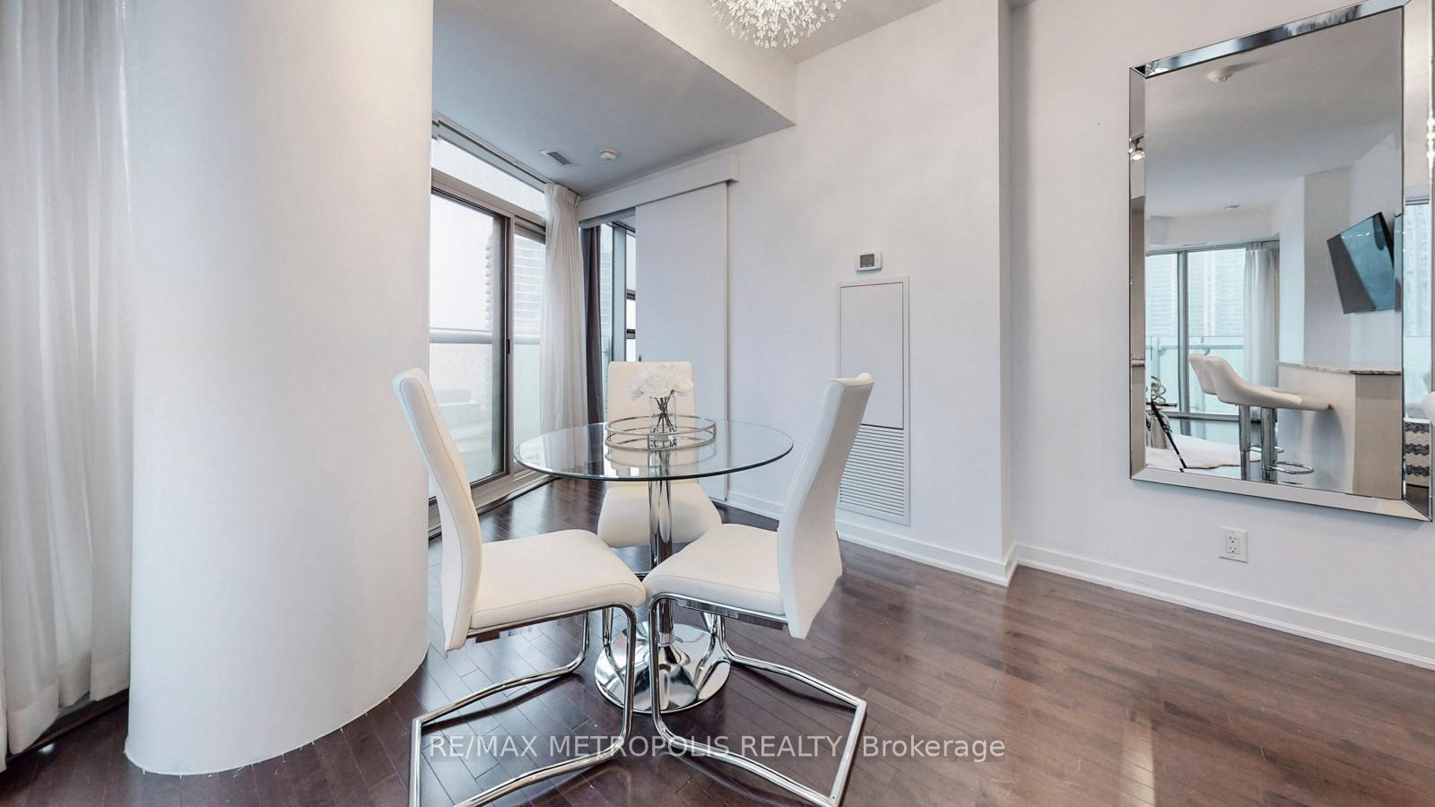 2 Bedrooms Condo at 12 York,  Toronto For sale