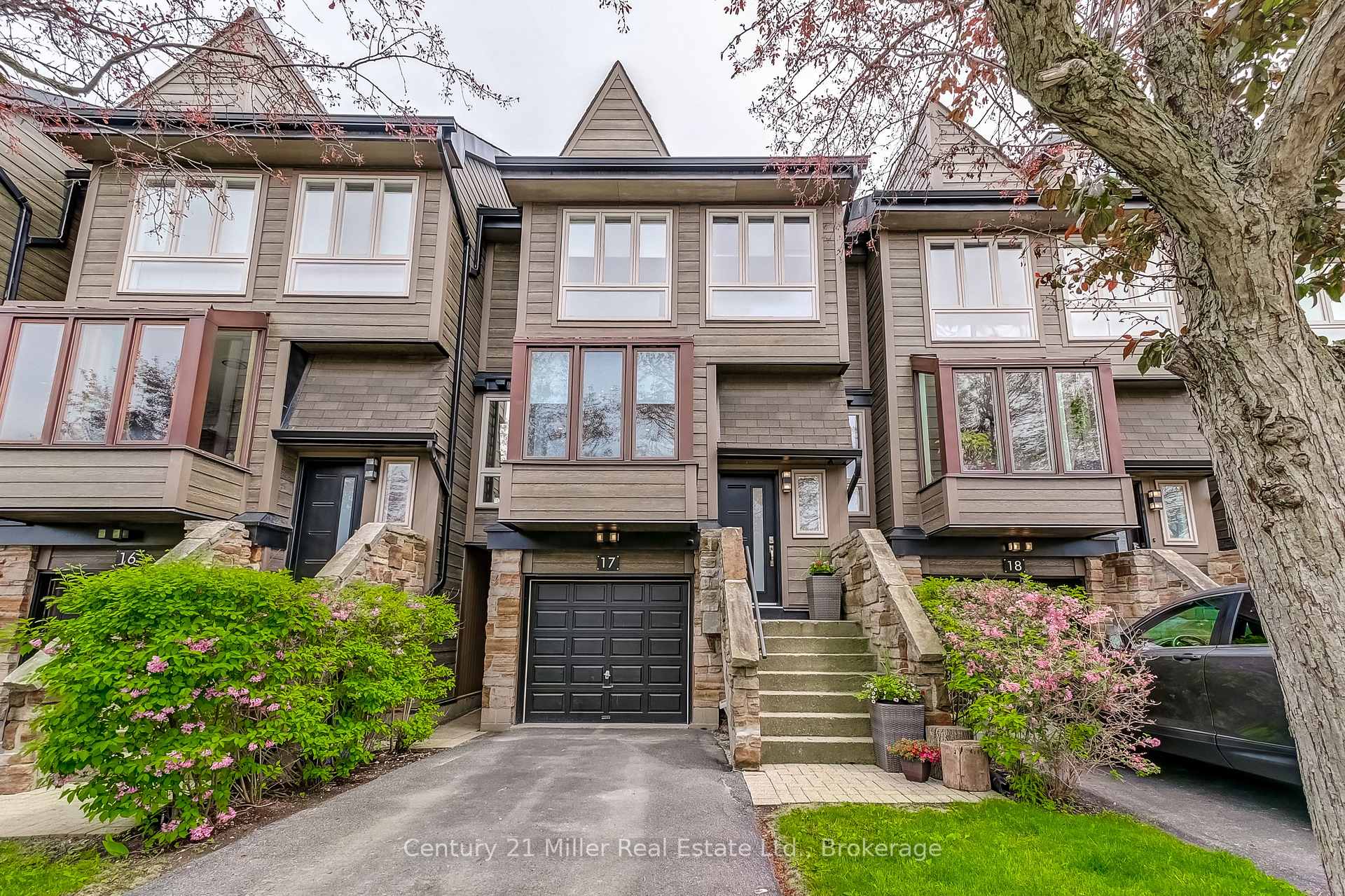 3 Bedrooms Condo at 1120 Queens, Oakville For sale