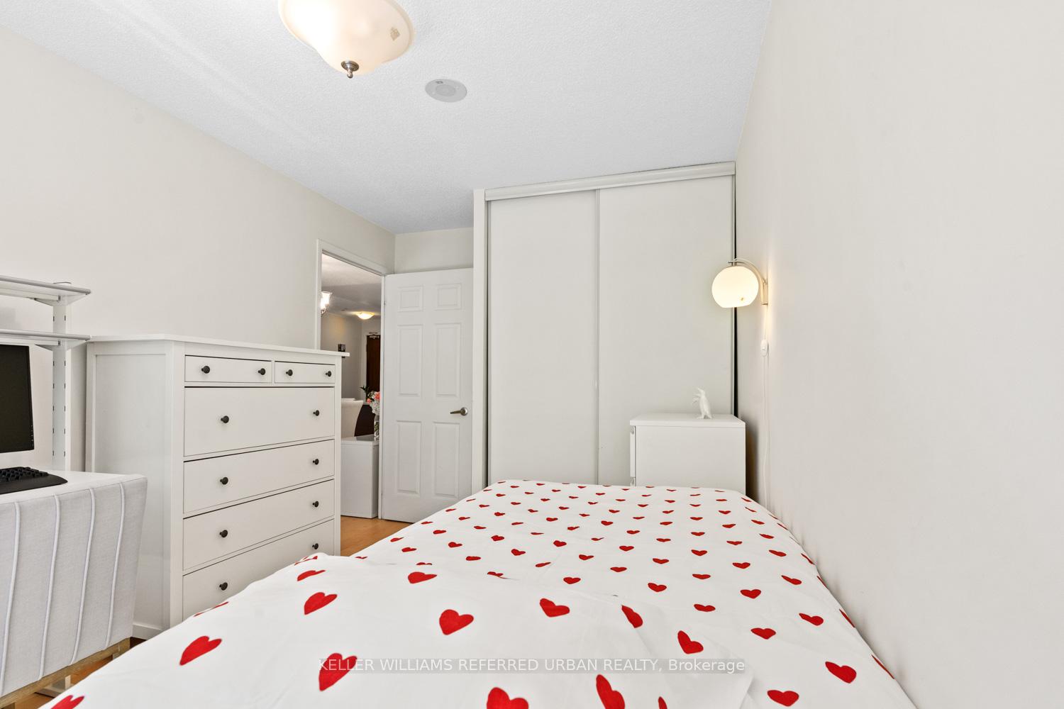 2 Bedrooms Condo at 35 Hollywood, Toronto For sale