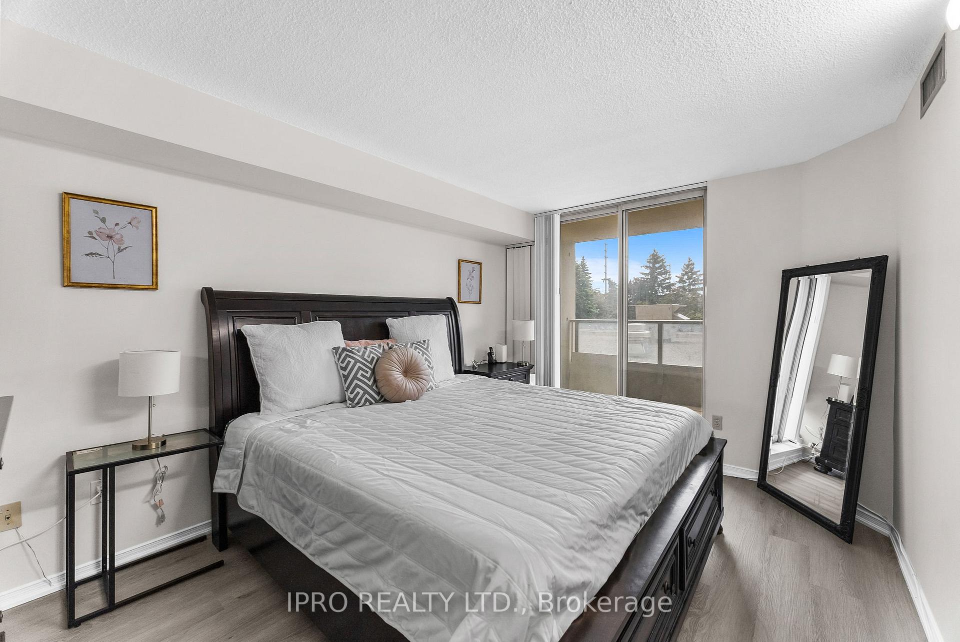 3 Bedrooms Condo at 700 Constellation, Mississauga For sale