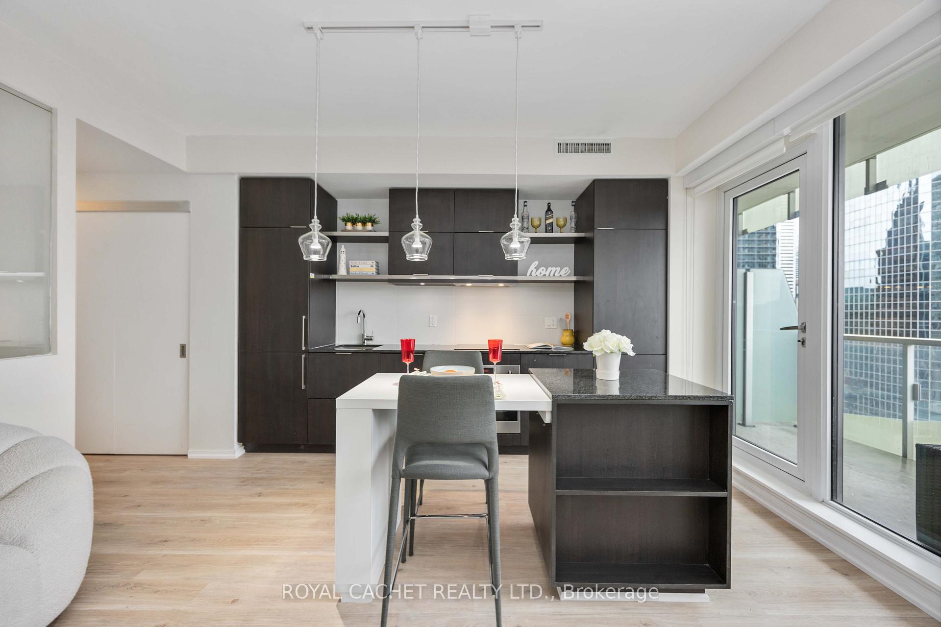 2 Bedrooms Condo at 197 Yonge,  Toronto For sale