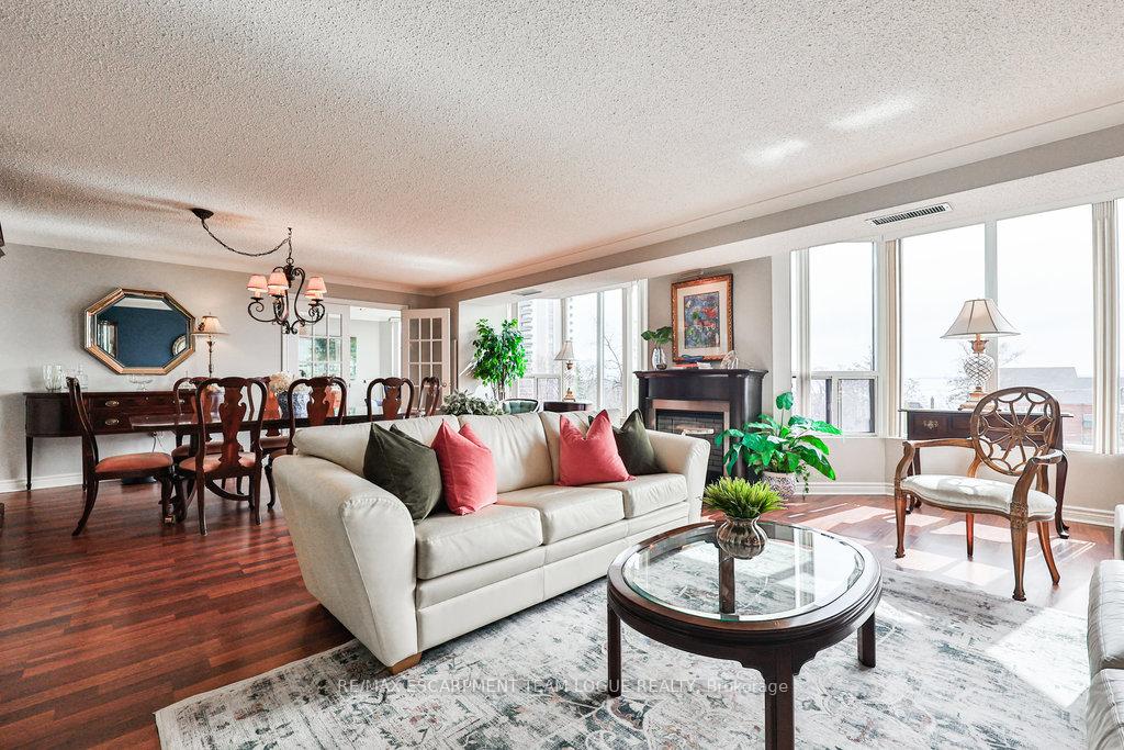 2 Bedrooms Condo at 2121 Lakeshore,  Burlington For sale