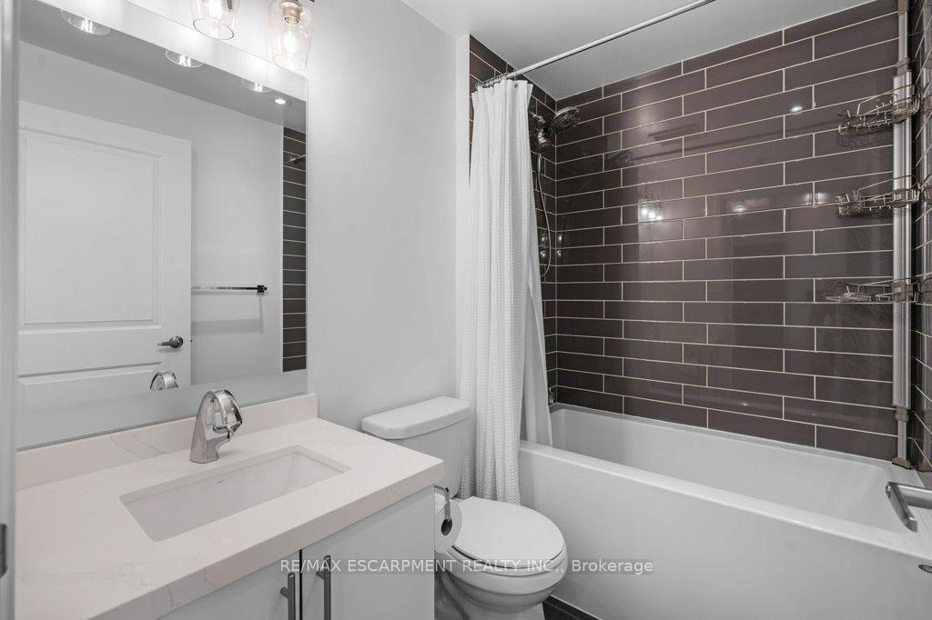 2 Bedrooms Condo at 55 Speers, Oakville For sale