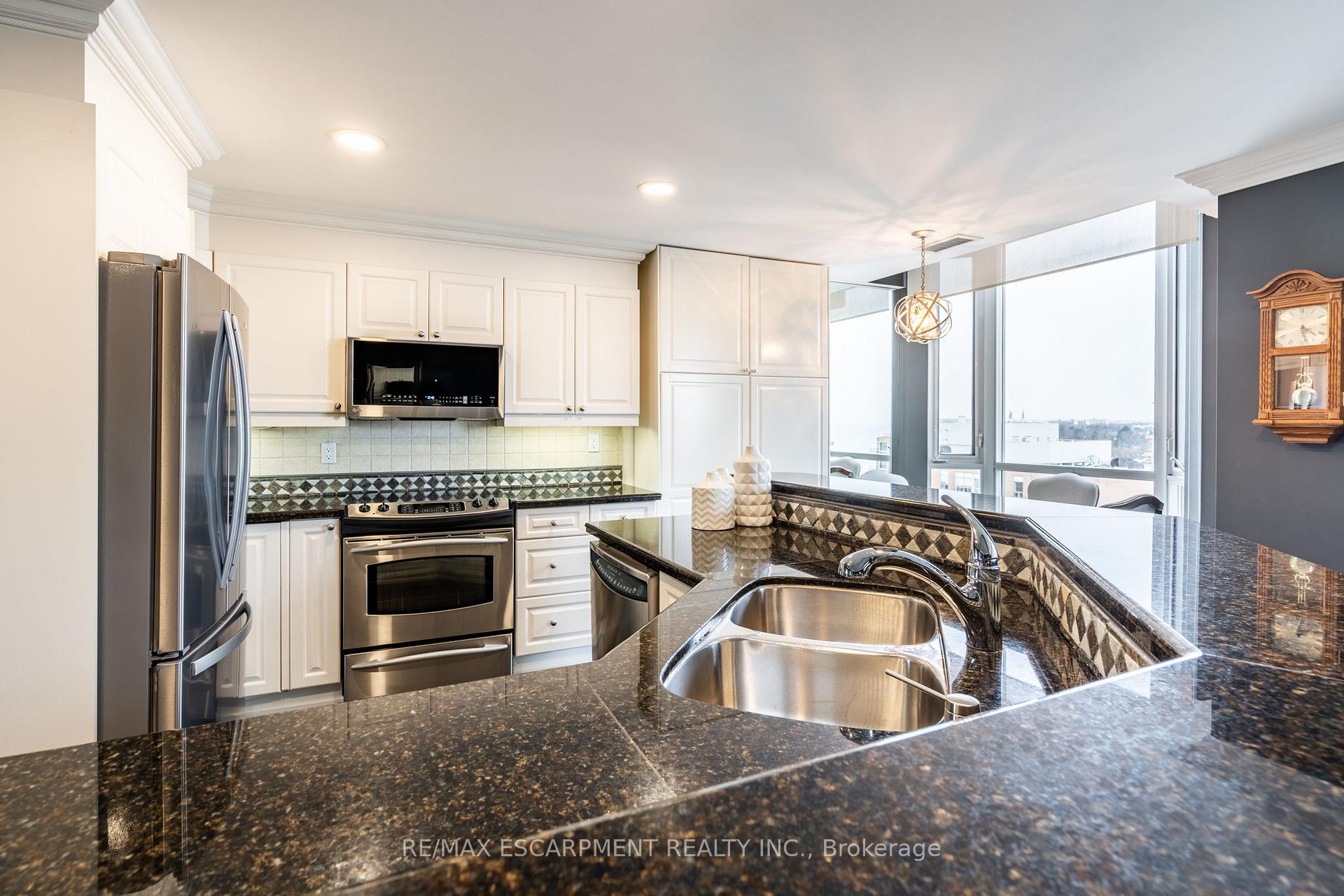 2 Bedrooms Condo at 1477 Lakeshore, Burlington For sale