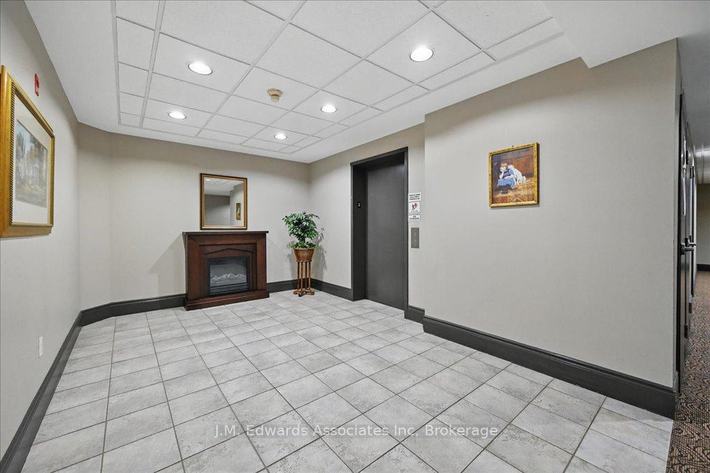 2 Bedrooms Condo at 4006 Kilmer, Burlington For sale