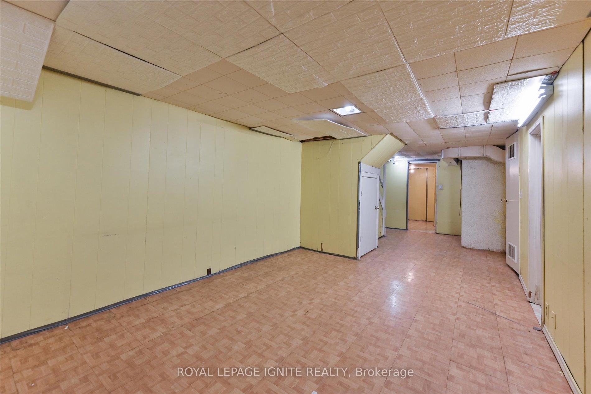 5 Bedrooms Condo at 40 Dundalk, Toronto For sale