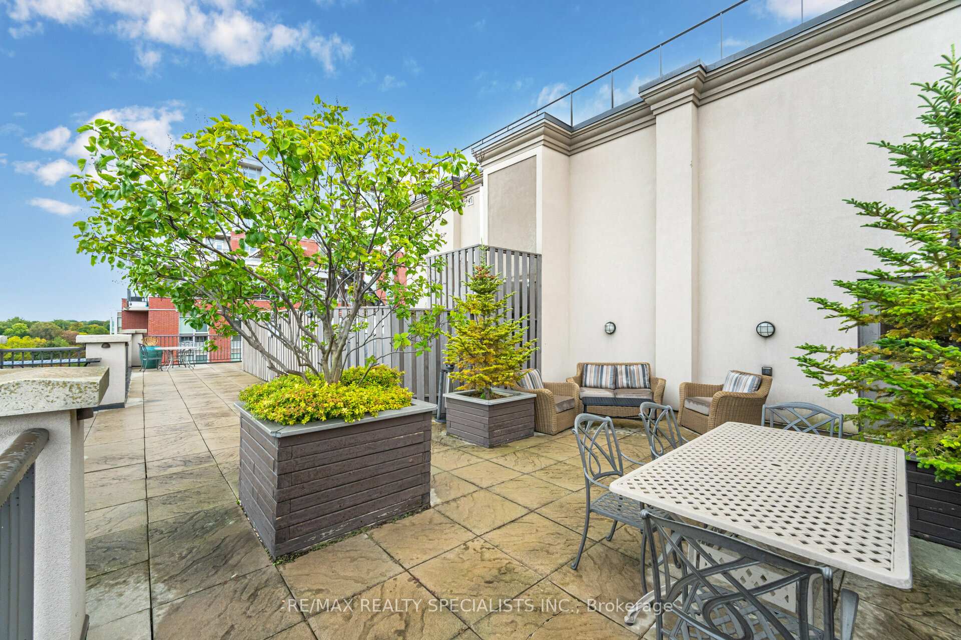 3 Bedrooms Condo at 399 Elizabeth, Burlington For sale