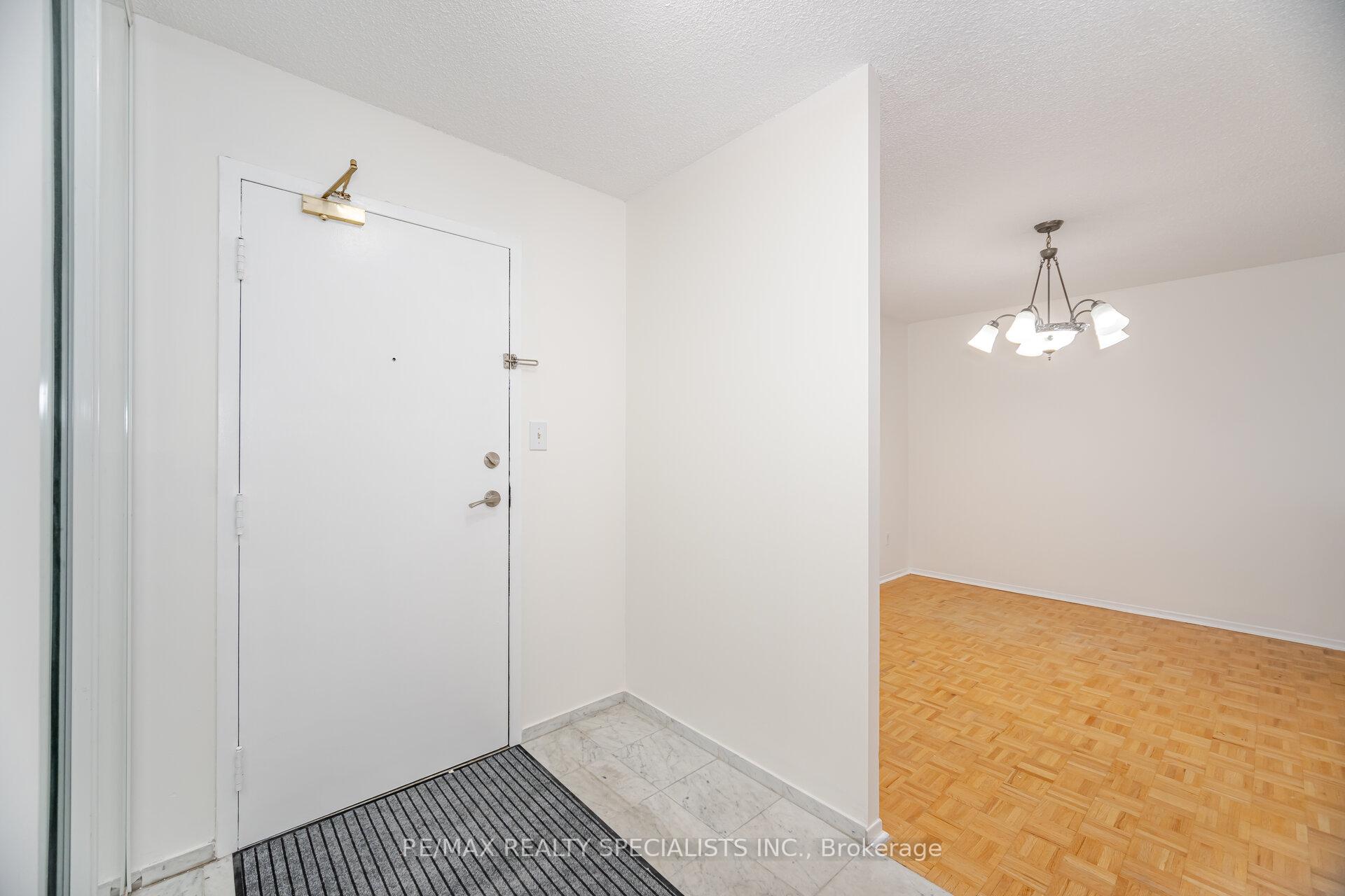 3 Bedrooms Co-op at 350 Webb, Mississauga For sale