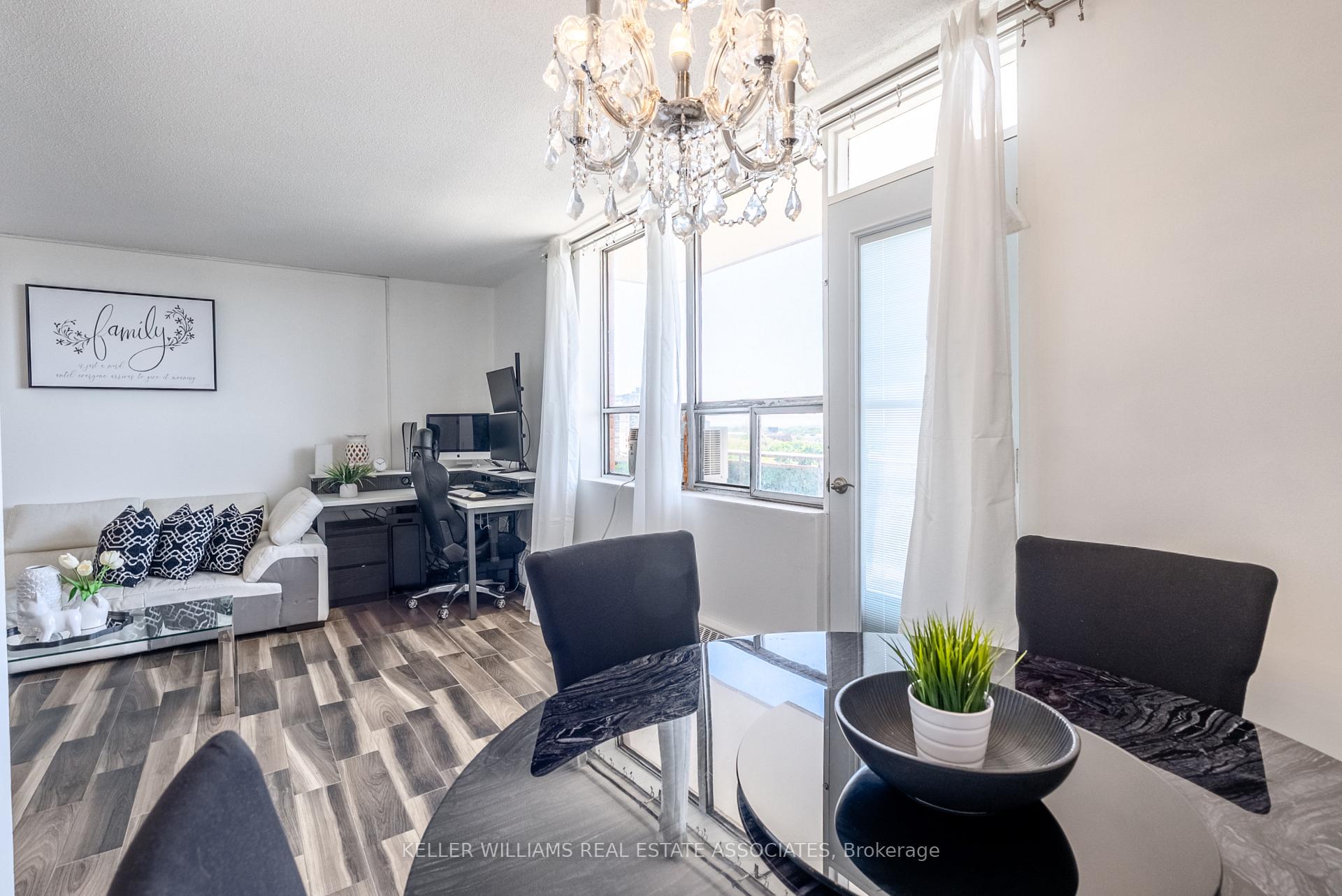 2 Bedrooms Condo at 3145 Queen Frederica, Mississauga For sale