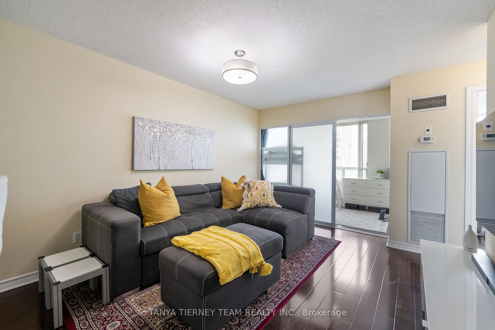 2 Bedrooms Condo at 68 Corporate, Toronto For sale