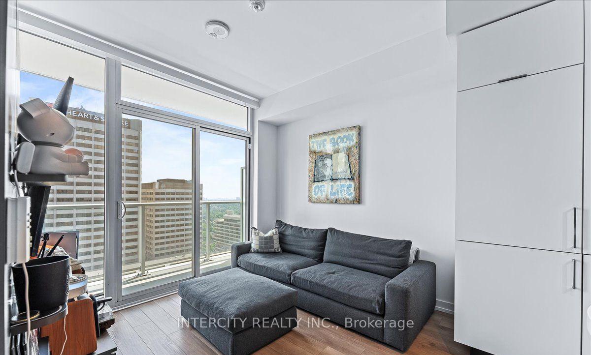 3 Bedrooms Condo at 33 Helendale, Toronto For sale
