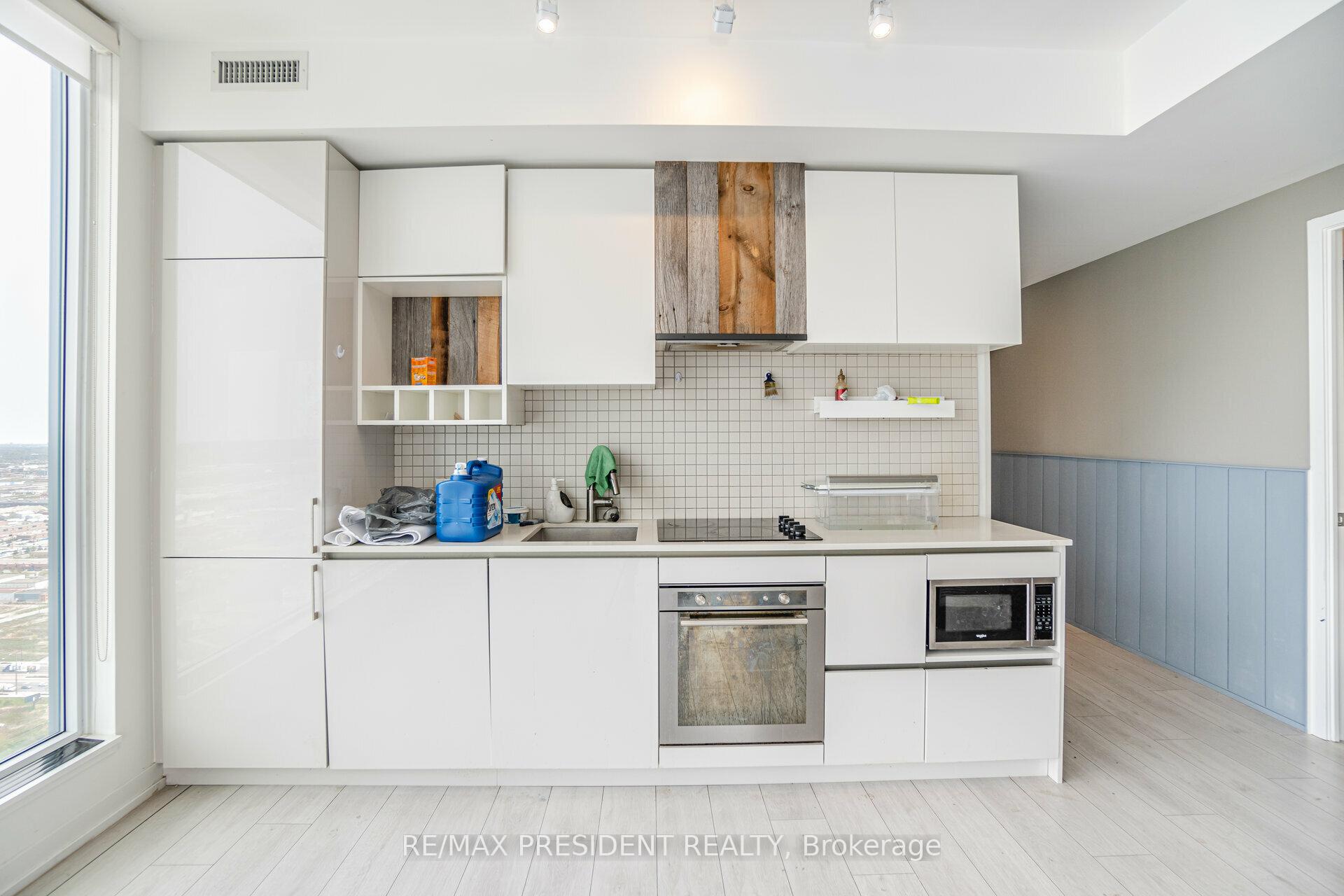 3 Bedrooms Condo at 5 Buttermill, Vaughan For sale