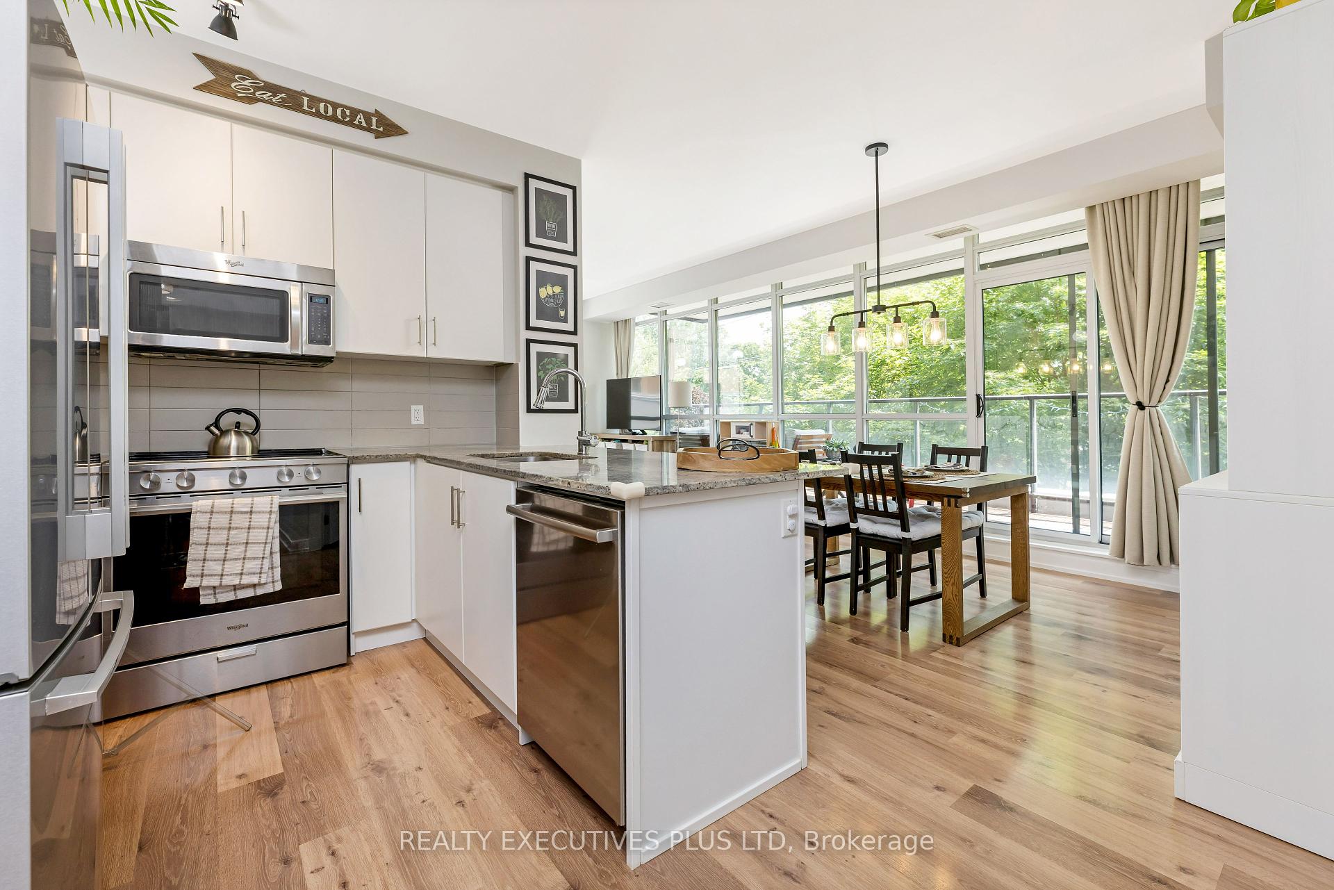 3 Bedrooms Condo at 8 Fieldway, Toronto For sale