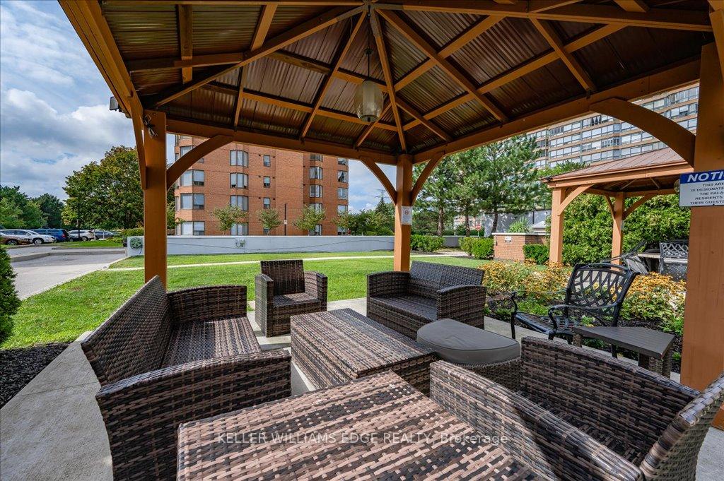 2 Bedrooms Condo at 1270 Maple Crossing, Burlington For sale