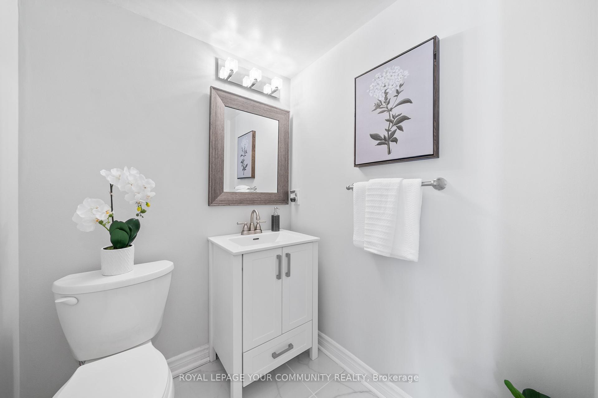 3 Bedrooms Condo at 151 Townsgate,  Vaughan For sale