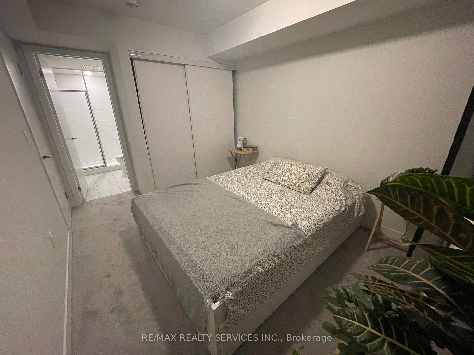 2 Bedrooms Condo at 3405 Ridgeway, Mississauga For sale