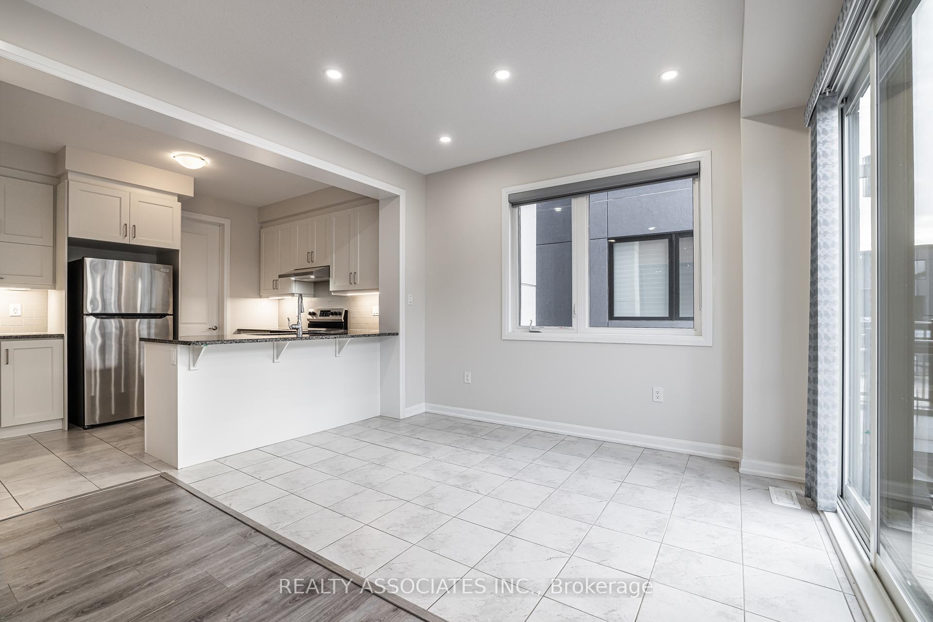 4 Bedrooms Condo at 133 Grovewood, Oakville For sale