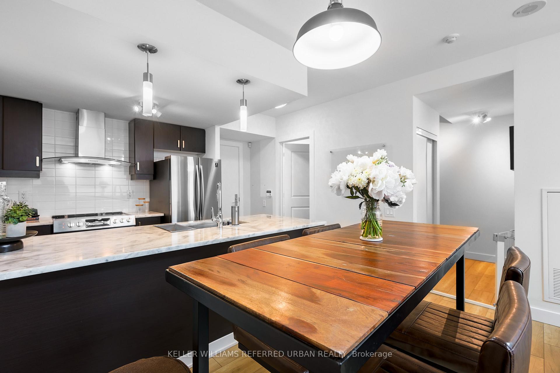2 Bedrooms Condo at 19 Town Centre, Toronto For sale