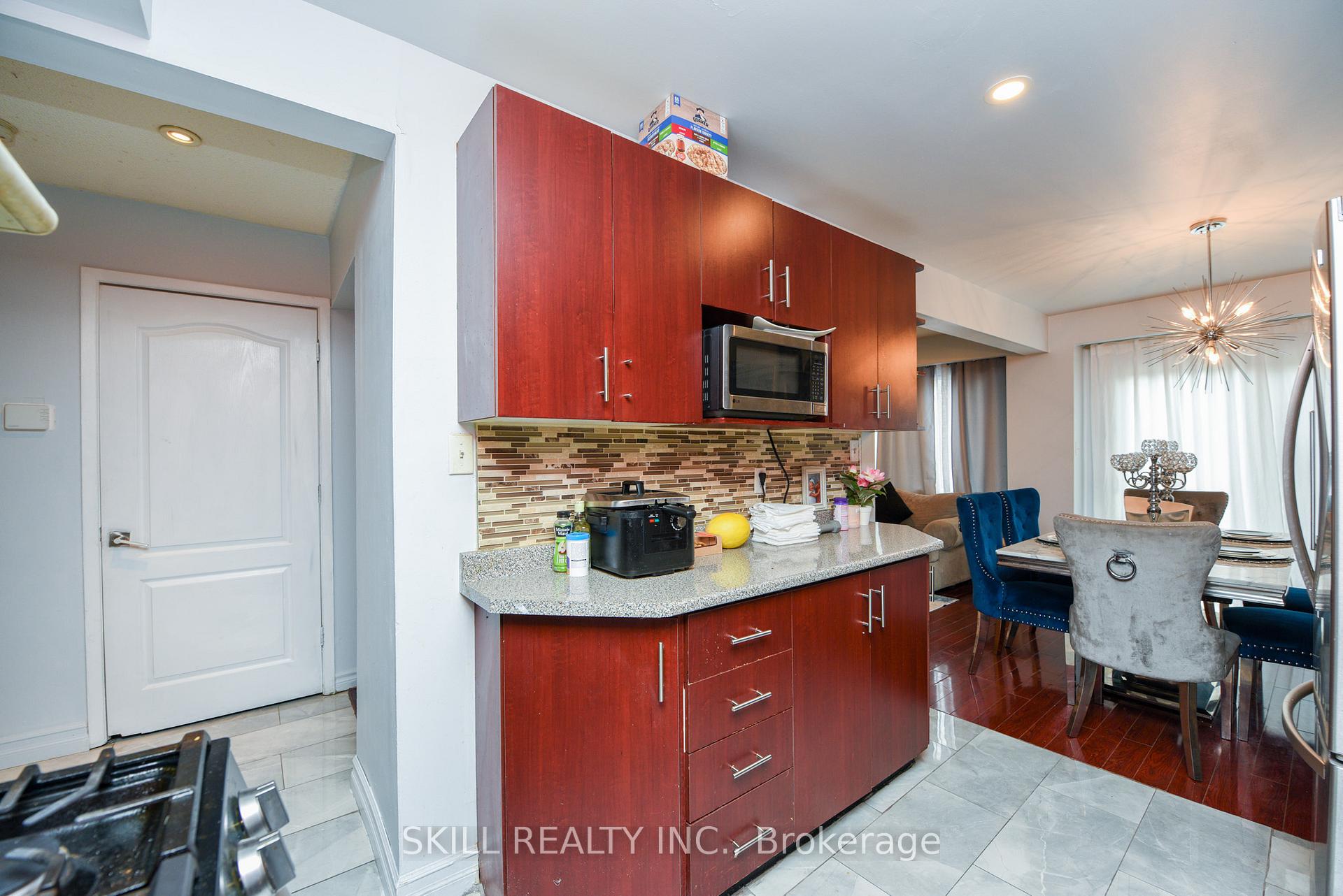 5 Bedrooms Condo at 7500 Goreway,  Mississauga For sale
