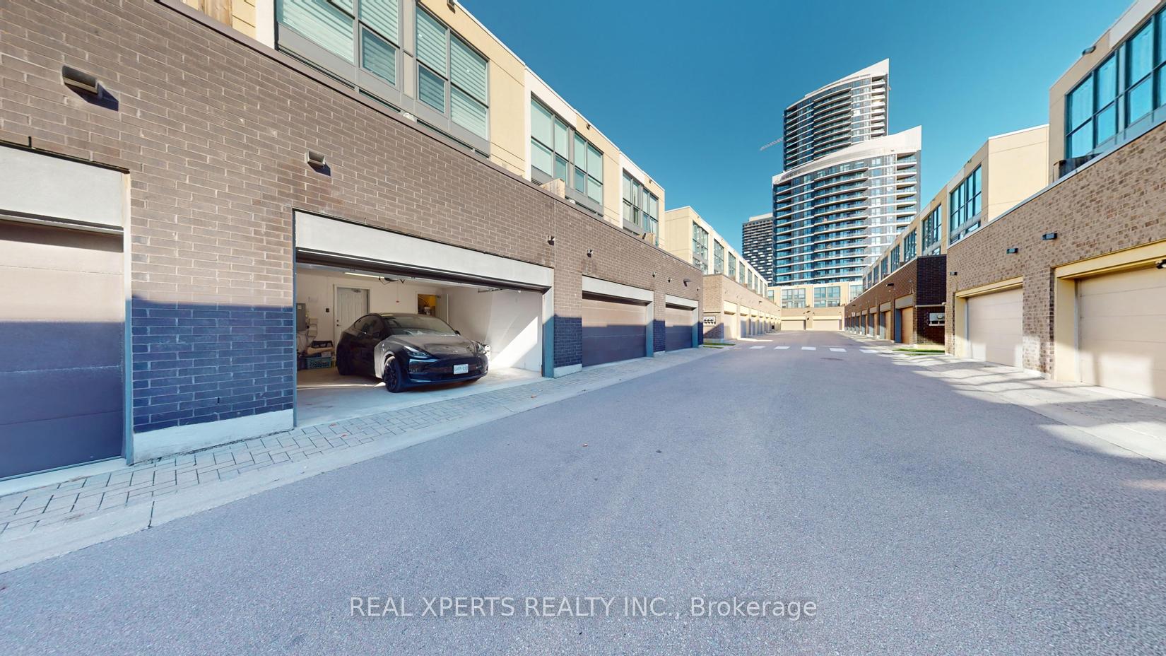 4 Bedrooms Condo at 90 Little Creek,  Mississauga For sale