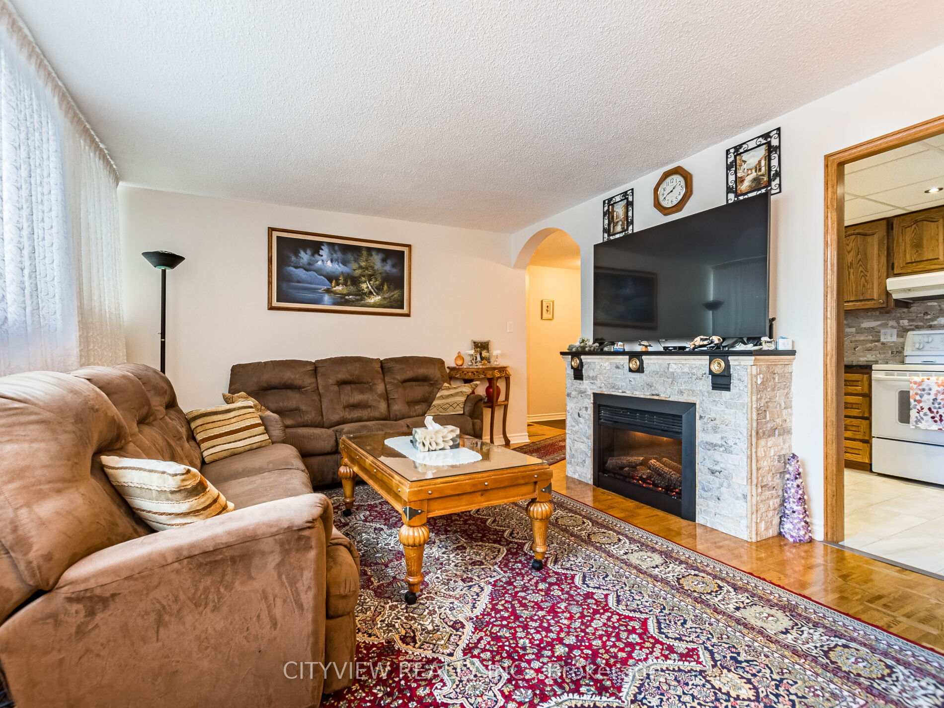 3 Bedrooms Condo at 3700 Kaneff, Mississauga For sale