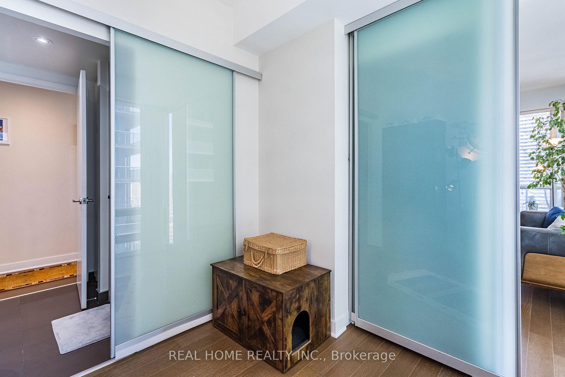 2 Bedrooms Condo at 15 Grenville,  Toronto For sale