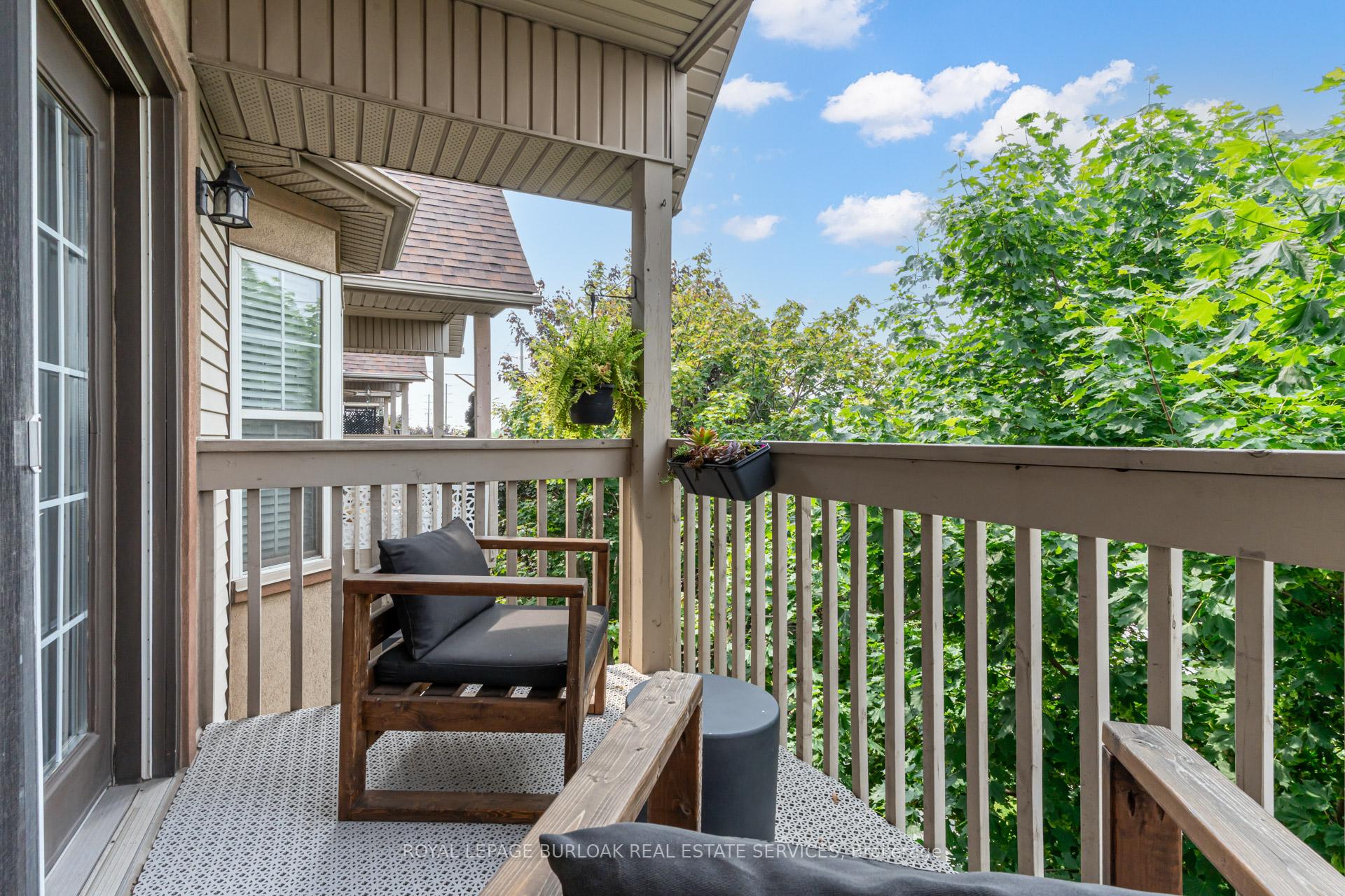 2 Bedrooms Condo at 4003 Kilmer, Burlington For sale