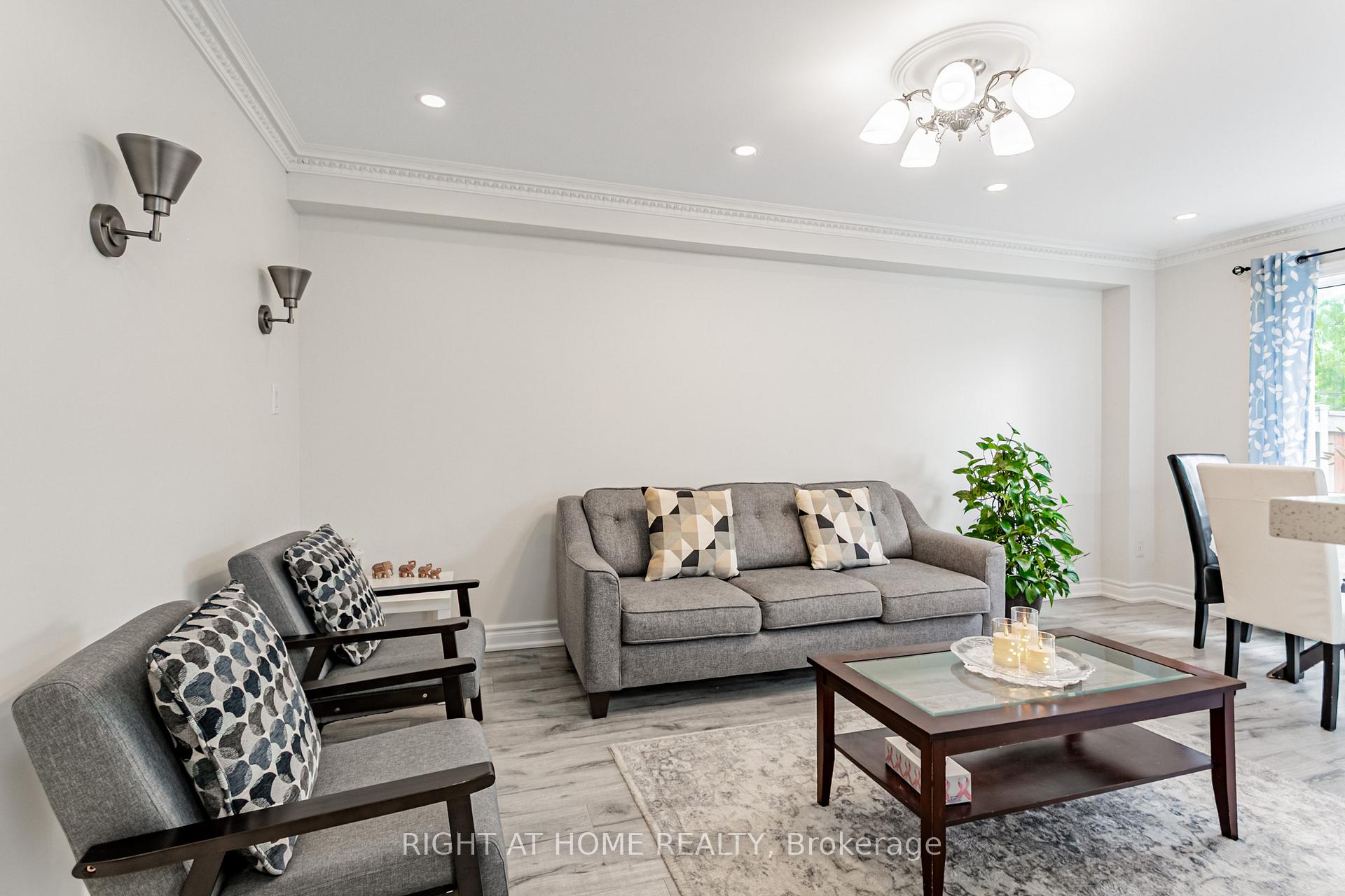 4 Bedrooms Condo at 5223 Fairford, Mississauga For sale