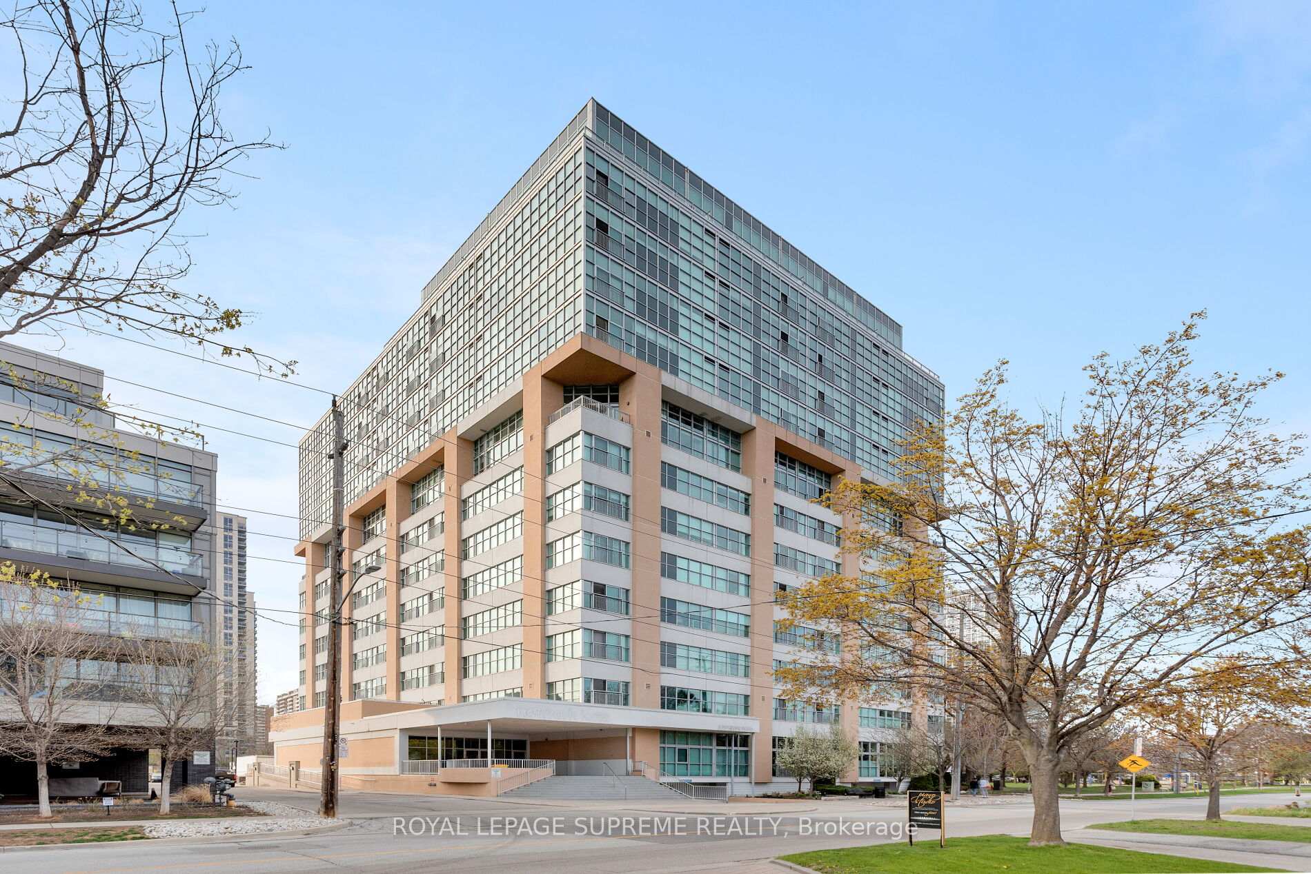 2 Bedrooms Condo at 2 Fieldway, Toronto For sale