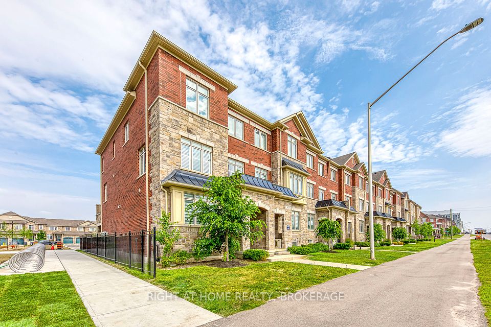 451 Dundas