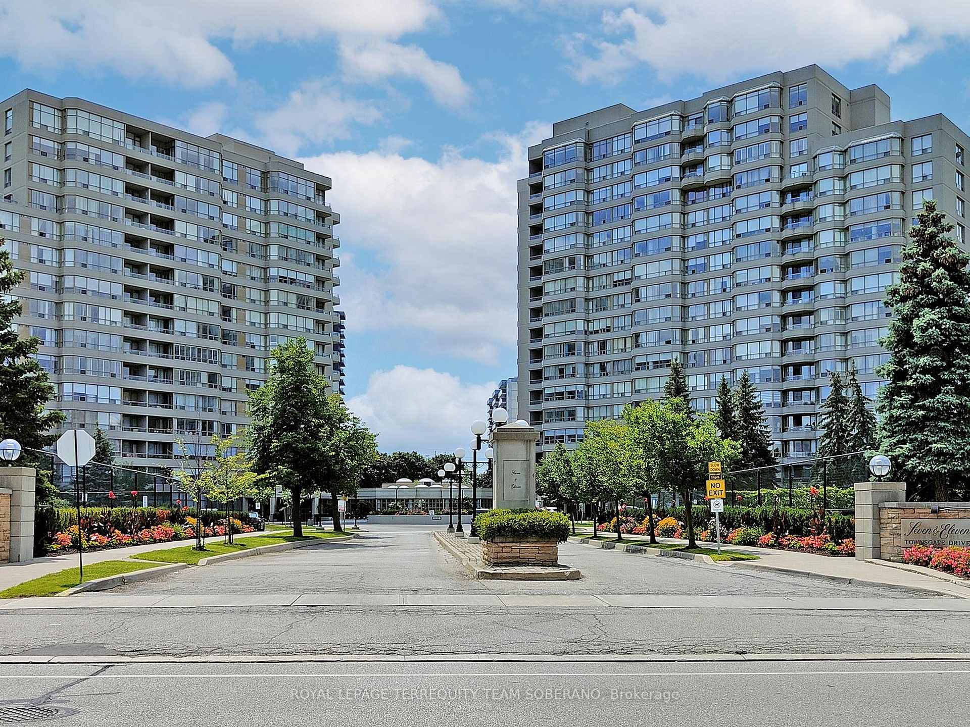 3 Bedrooms Condo at 7 Townsgate, Vaughan For sale