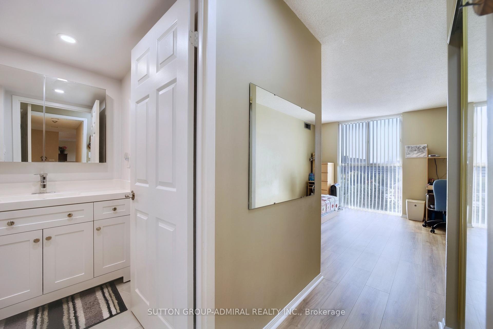 2 Bedrooms Condo at 2091 Hurontario, Mississauga For sale