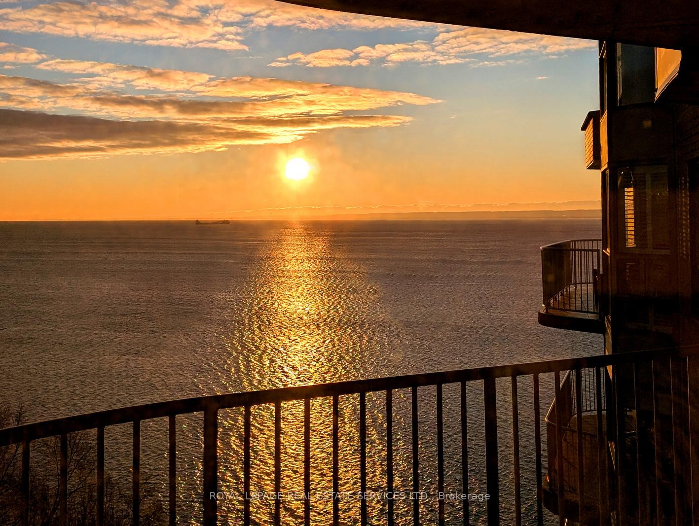 2 Bedrooms Condo at 2190 Lakeshore, Burlington For sale