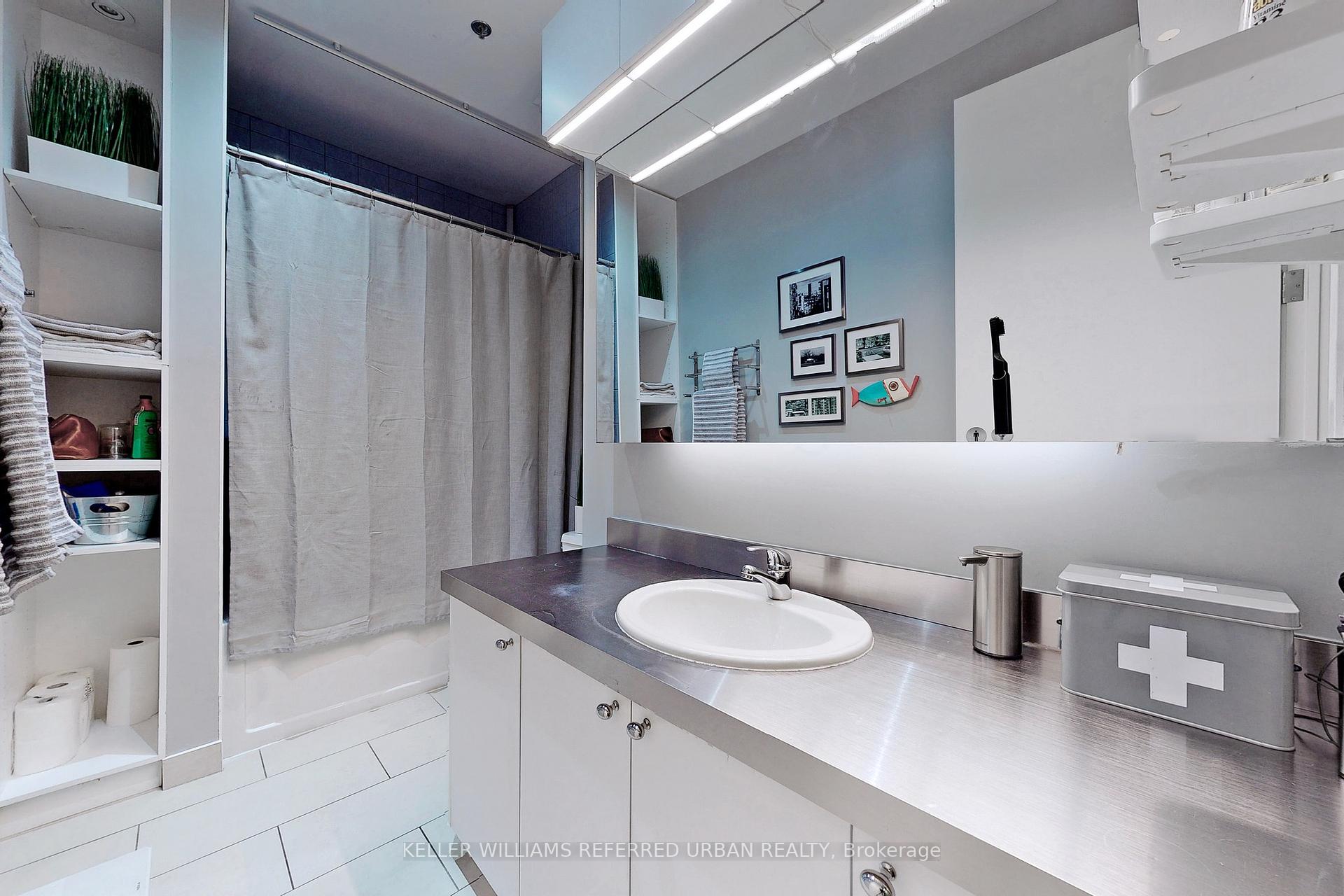 2 Bedrooms Condo at 43 Hanna, Toronto For sale
