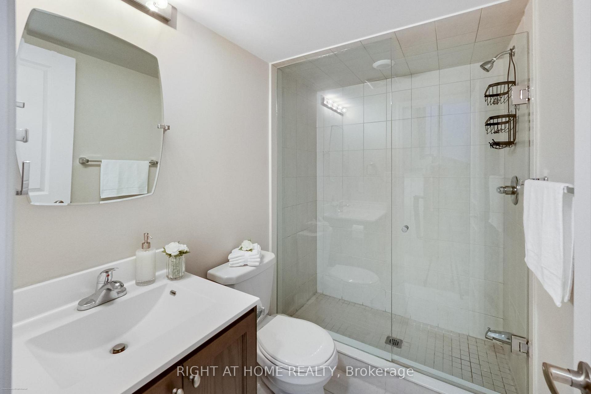 2 Bedrooms Condo at 30 Fieldway, Toronto For sale