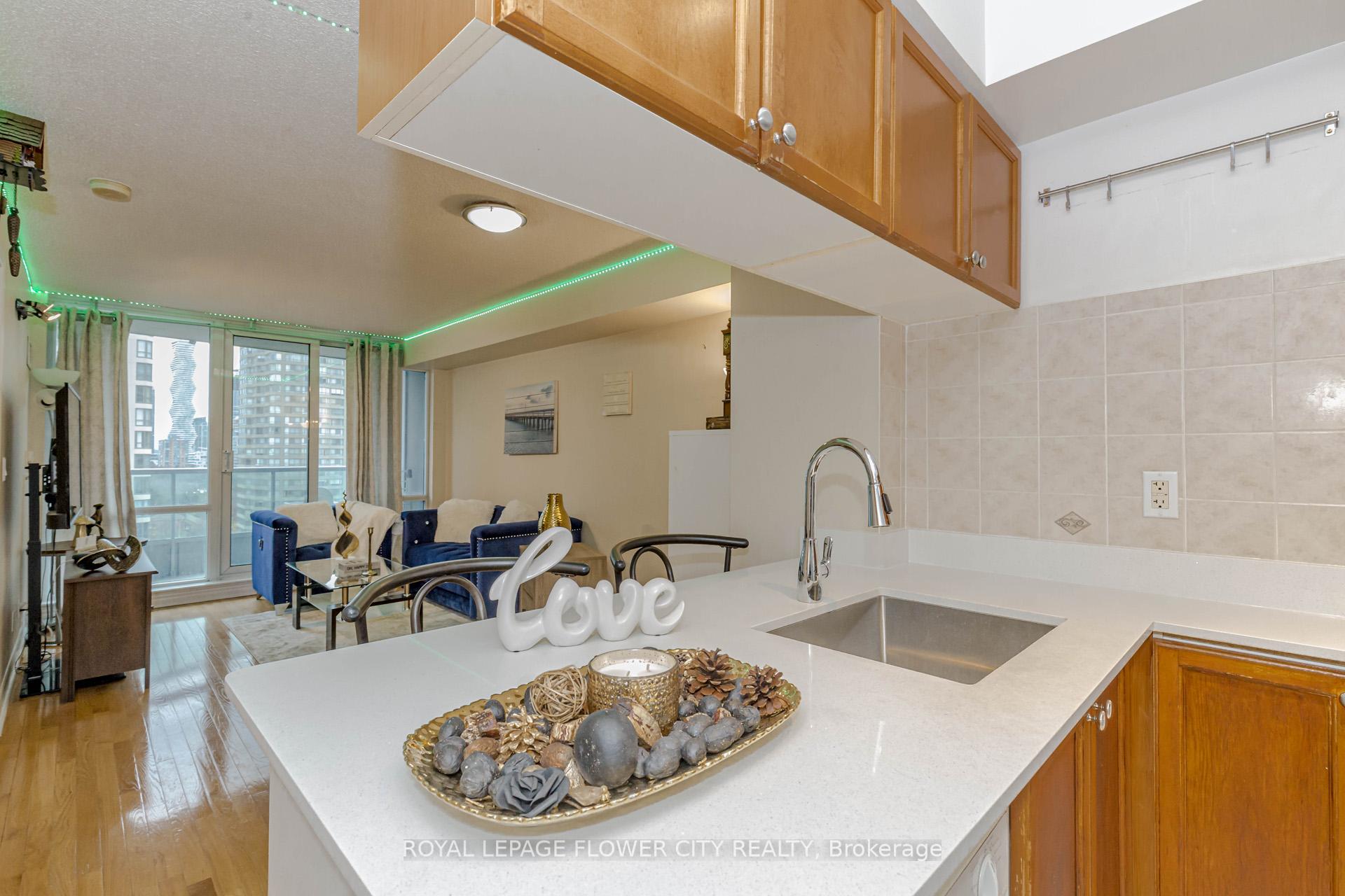 2 Bedrooms Condo at 1 Elm,  Mississauga For sale