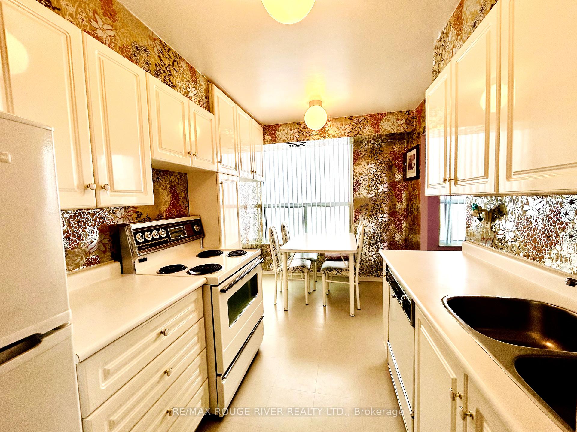 3 Bedrooms Condo at 2365 Kennedy,  Toronto For sale