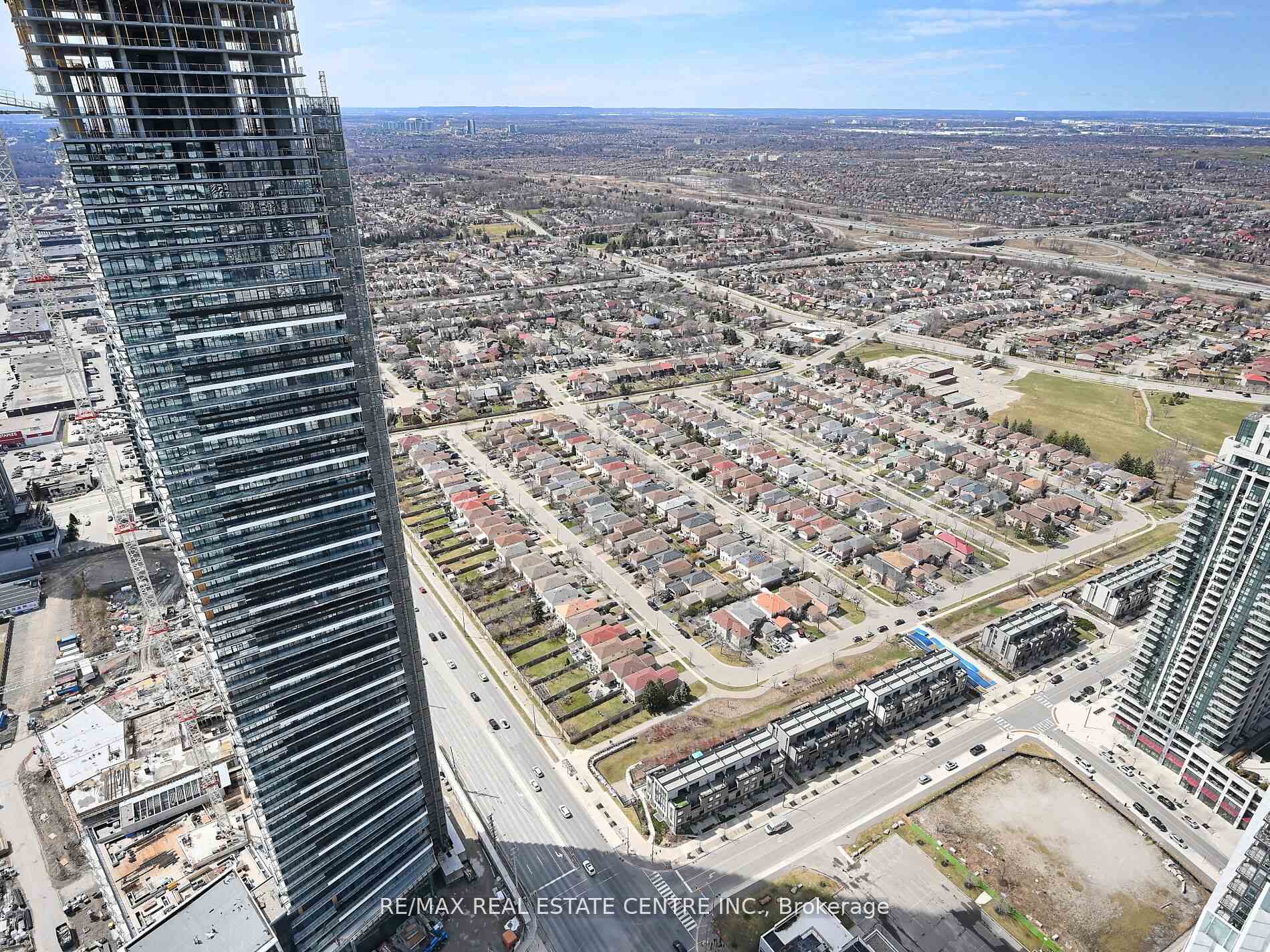 3 Bedrooms Condo at 3900 Confederation, Mississauga For sale