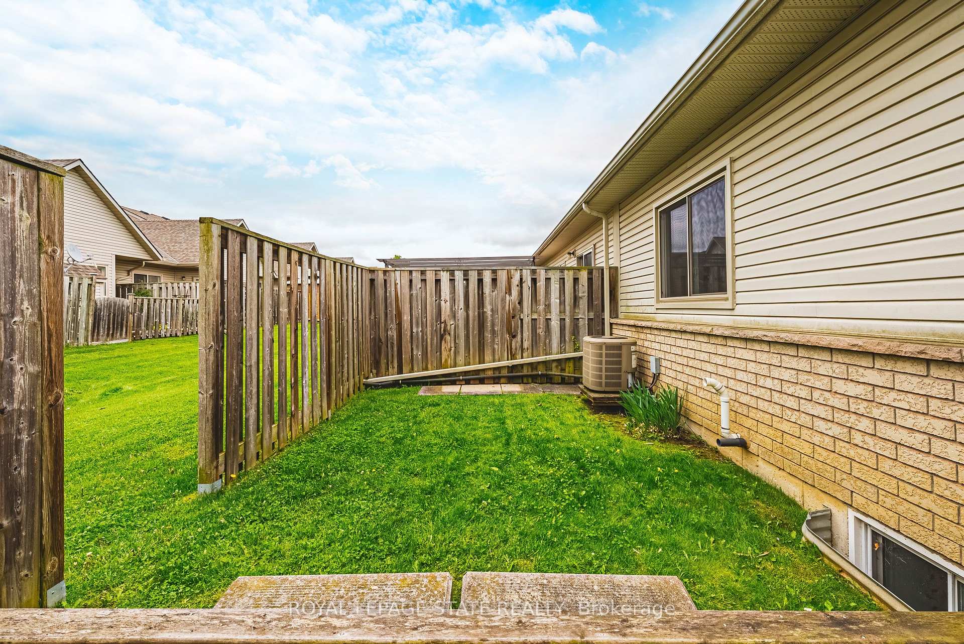 2 Bedrooms Condo at 130 Southbrook, Hamilton For sale
