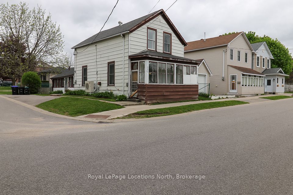 252 Simcoe
