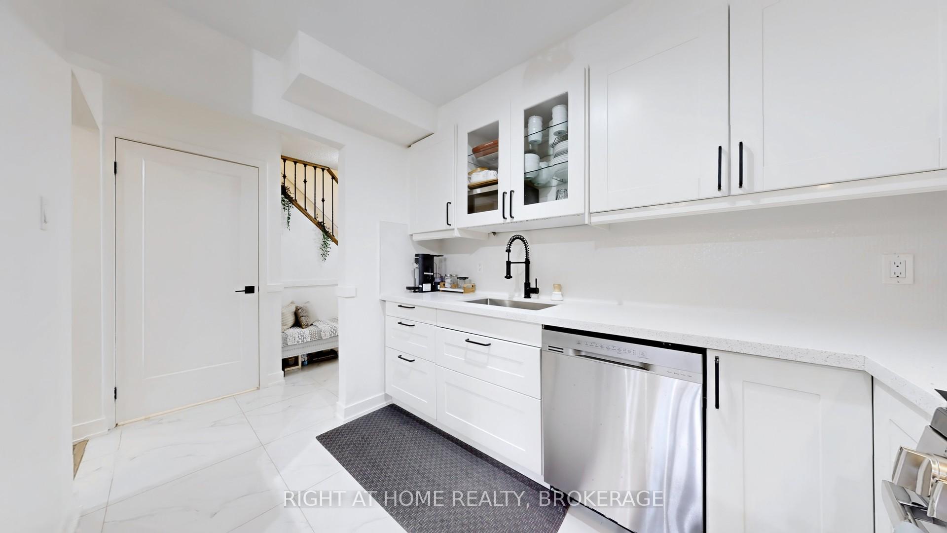 4 Bedrooms Condo at 4193 Longmoor, Burlington For sale