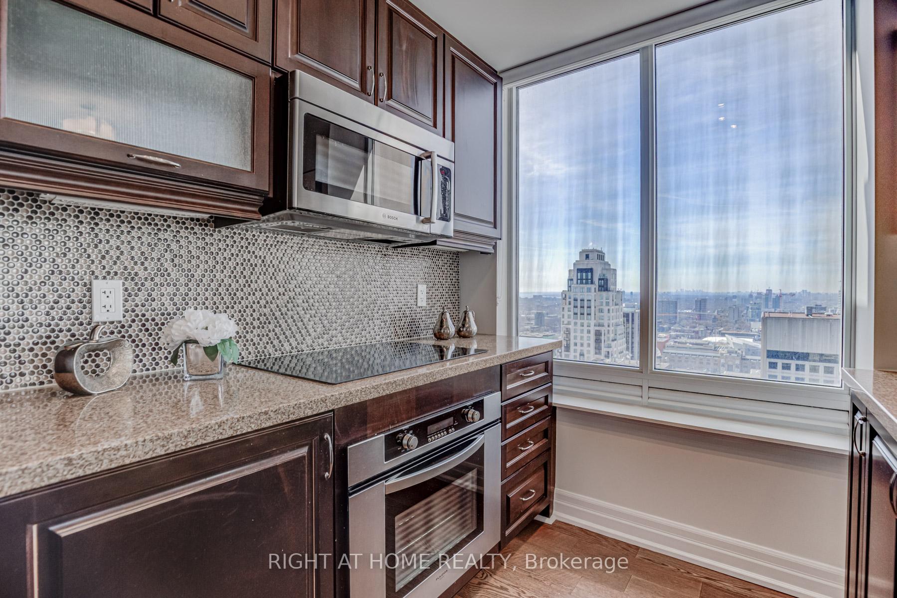 2 Bedrooms Condo at 35 Balmuto,  Toronto For sale