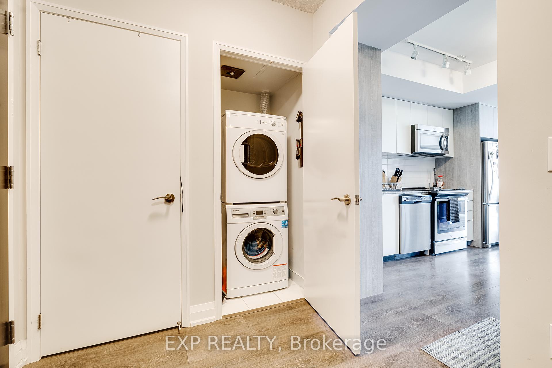 2 Bedrooms Condo at 9 Valhalla Inn,  Toronto For sale