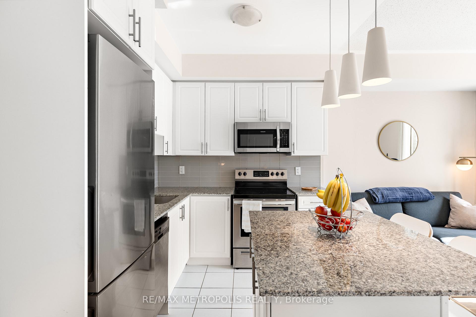 2 Bedrooms Condo at 24 Fieldway,  Toronto For sale