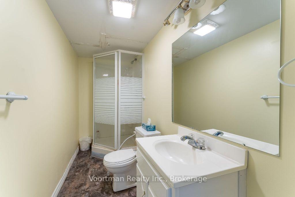 2 Bedrooms Condo at 360 Silverbirch,  Hamilton For sale