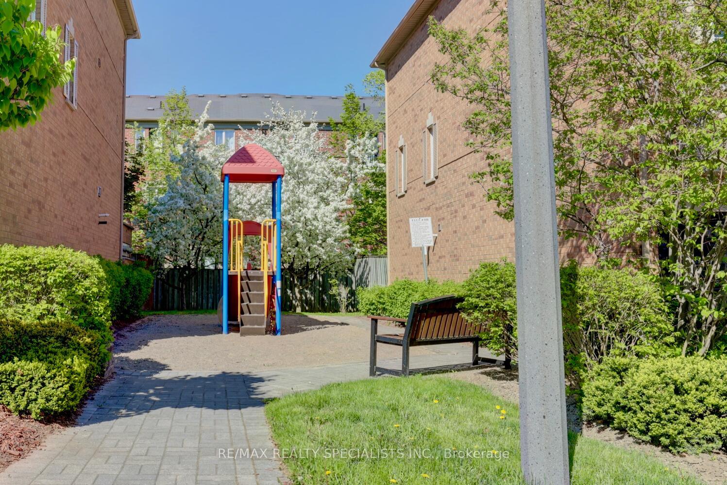 4 Bedrooms Condo at 1128 Dundas, Mississauga For sale