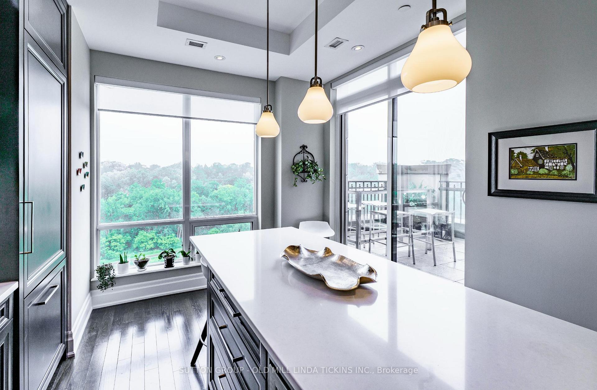 2 Bedrooms Condo at 30 Old Mill, Toronto For sale