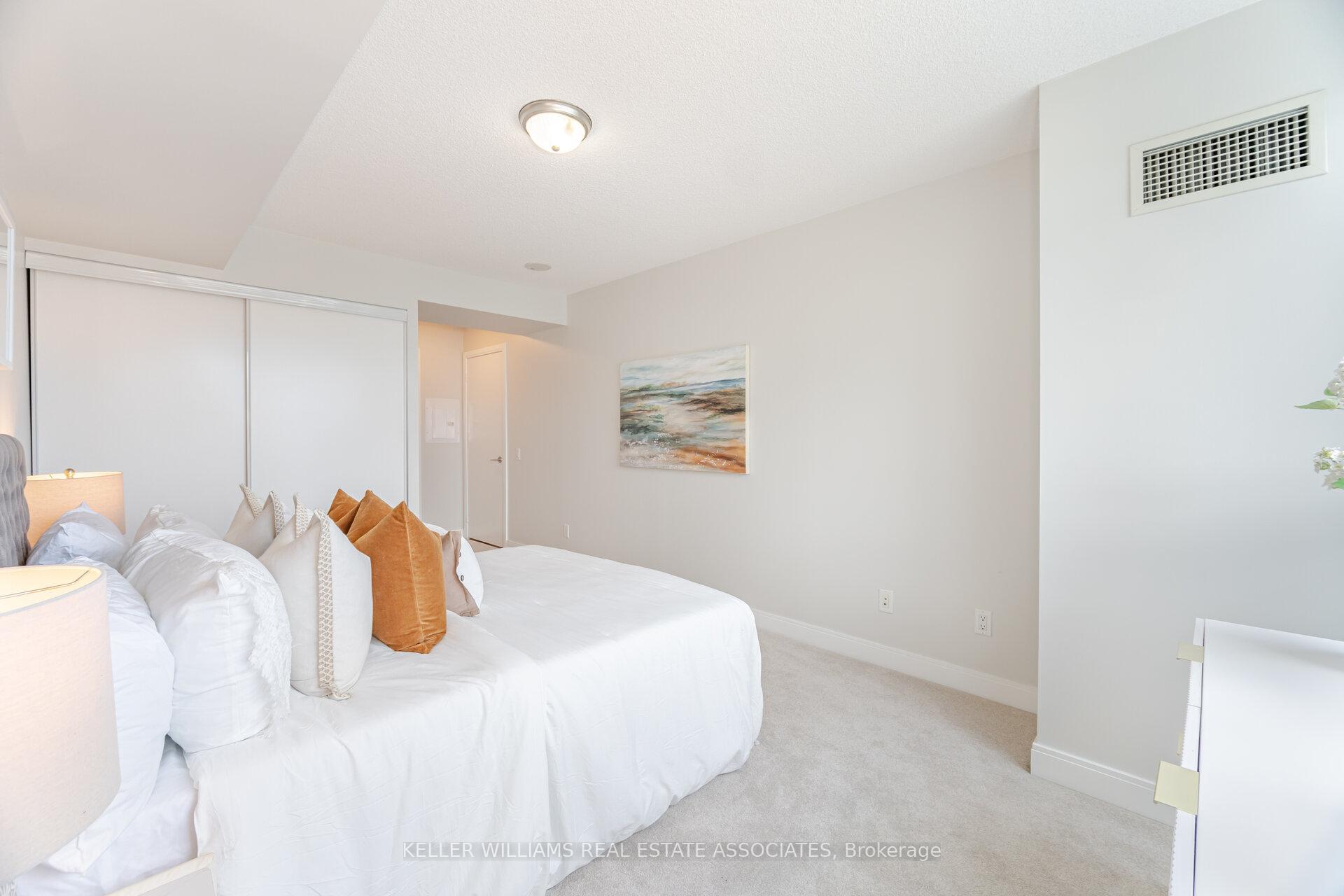 2 Bedrooms Condo at 35 Viking, Toronto For sale
